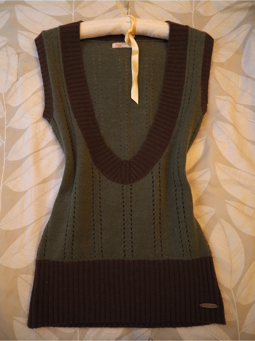 Low V-Neck Knit Vest - Olive & Dark Brown